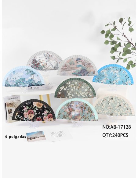 Éventail en bois orné d'un motif de paysage oriental