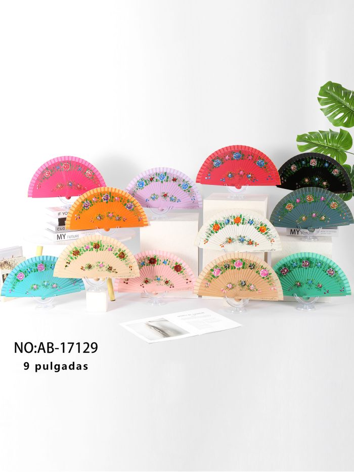 Abanico de madera decorado con flores