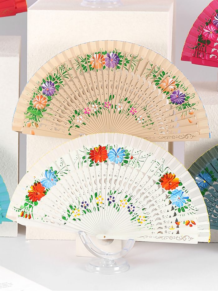 Abanico calado de madera con flores