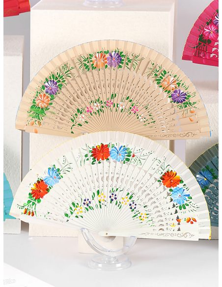 Abanico calado de madera con flores