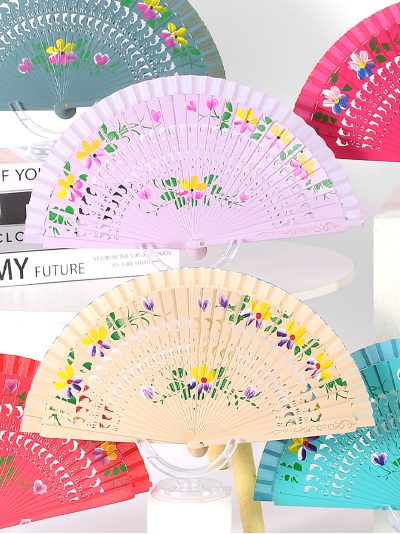 Abanico calado de madera con flores