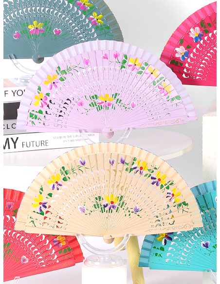 Abanico calado de madera con flores