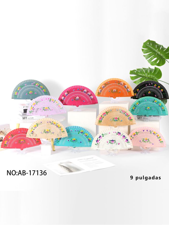 Abanico calado de madera con flores