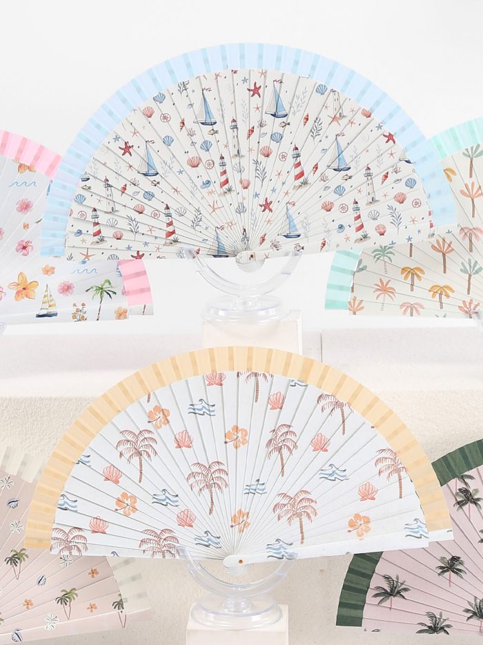 Abanico de madera estampado tropical de palmeras