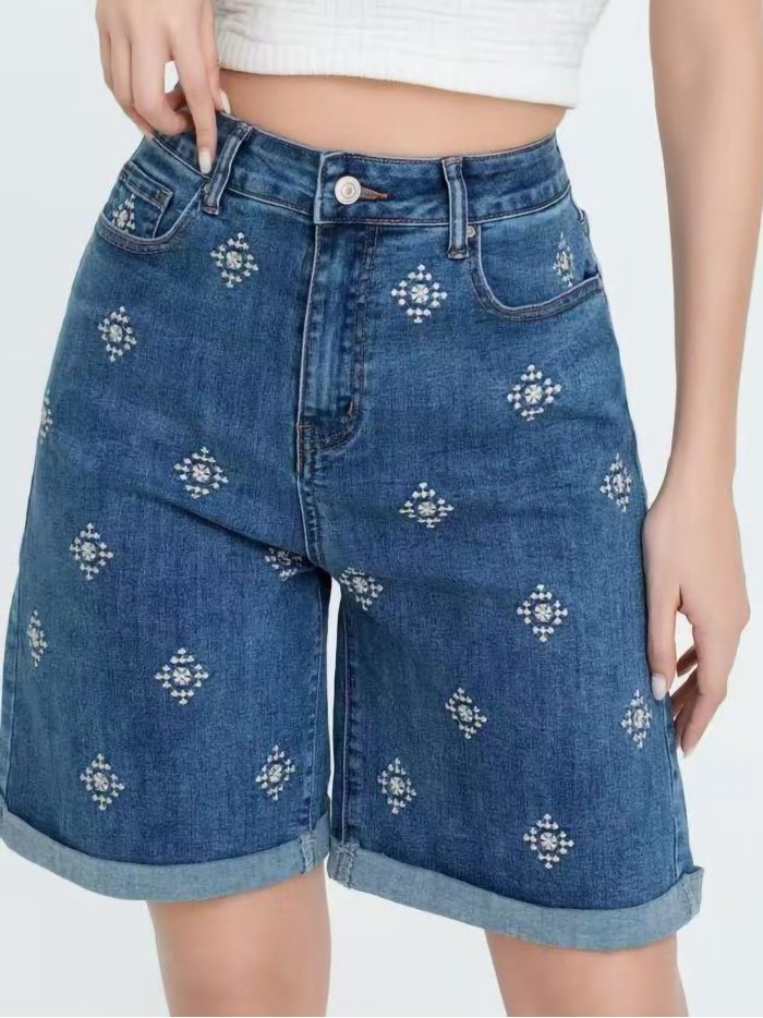 Bermuda denim bordada bajo acabado en vuelta