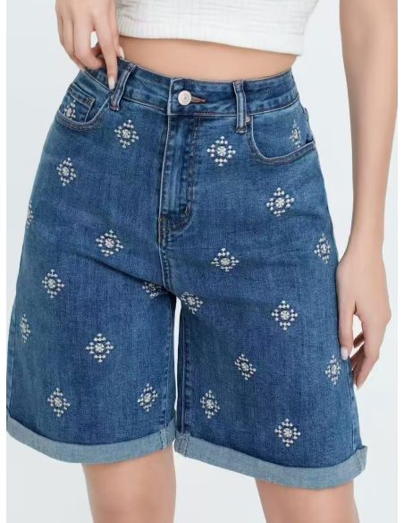 Bermuda denim bordada bajo acabado en vuelta