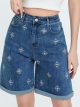Bermuda denim bordada bajo acabado en vuelta