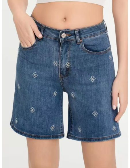 Bermuda in denim con diamanti ricamati