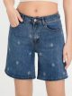 Bermuda in denim con diamanti ricamati