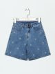 Bermuda in denim con diamanti ricamati