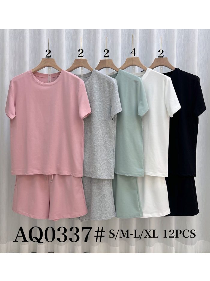 Look básico: camiseta e shorts