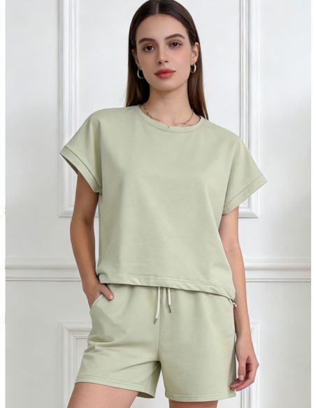 Grundoutfit: T-Shirt und Shorts