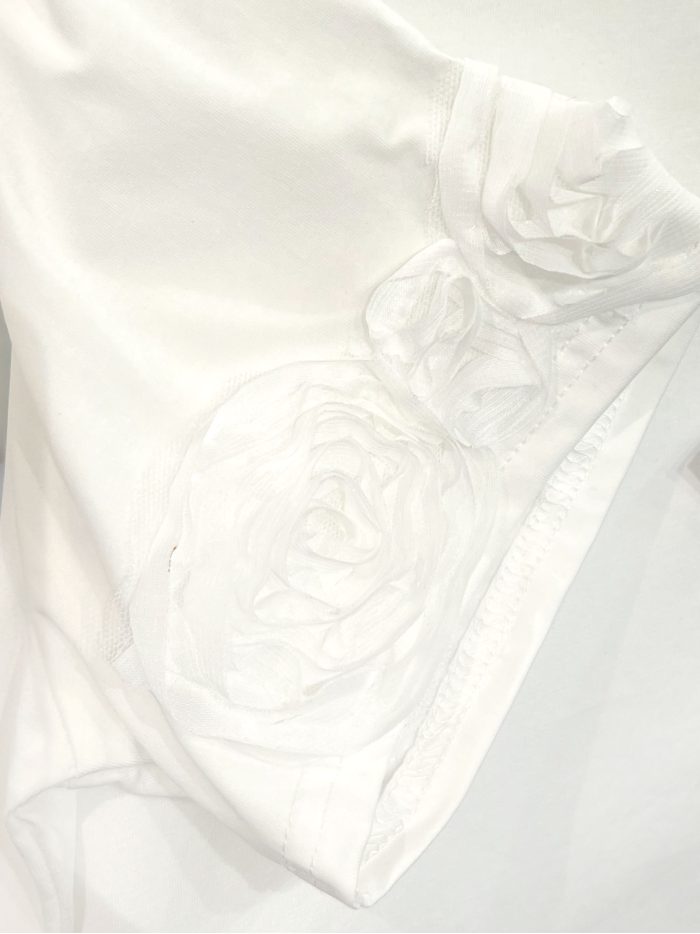 Camiseta rosas 3d en las mangas