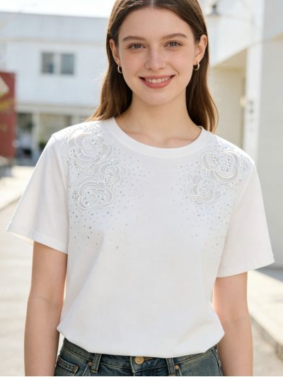 T-shirt floreale ricamata con strass
