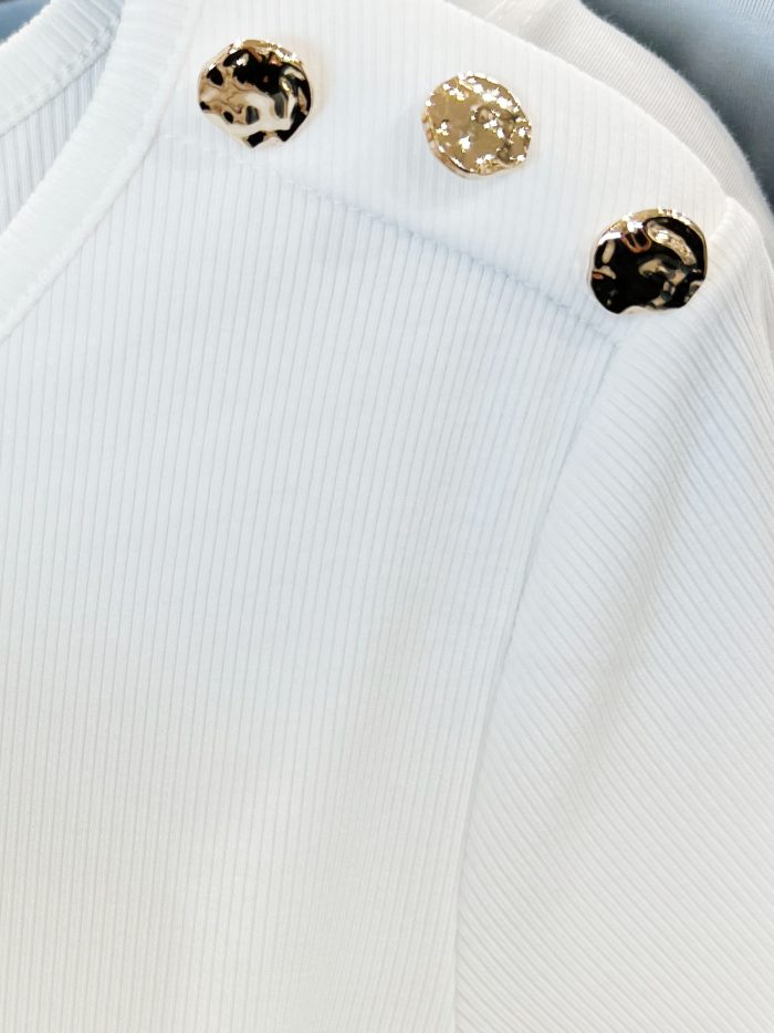 Camiseta canalé botones dorados en el hombro