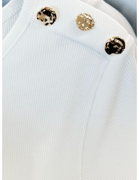 Camiseta canalé botones dorados en el hombro