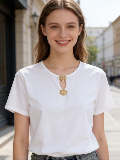 T-shirt à encolure en goutte d'eau avec détail de bouton doré