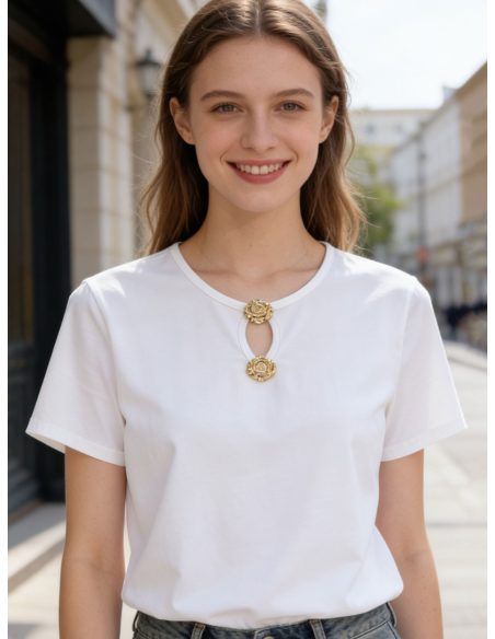 Camiseta com decote em gota e detalhe de botão dourado.