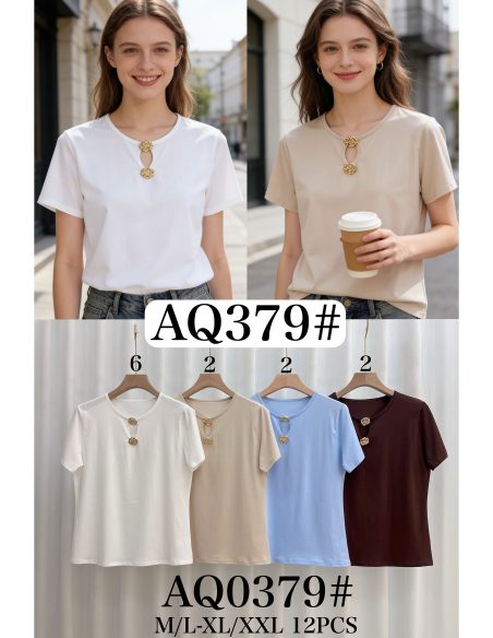 Camiseta com decote em gota e detalhe de botão dourado.