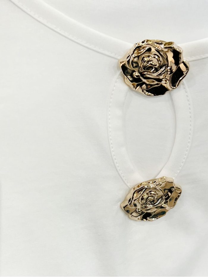 Camiseta com decote em gota e detalhe de botão dourado.