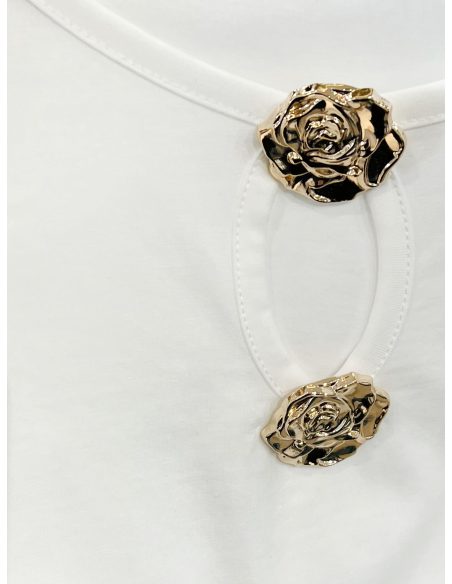 Camiseta com decote em gota e detalhe de botão dourado.