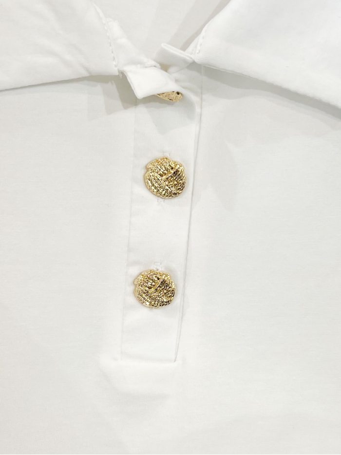 Camiseta cuello polo botones dorados