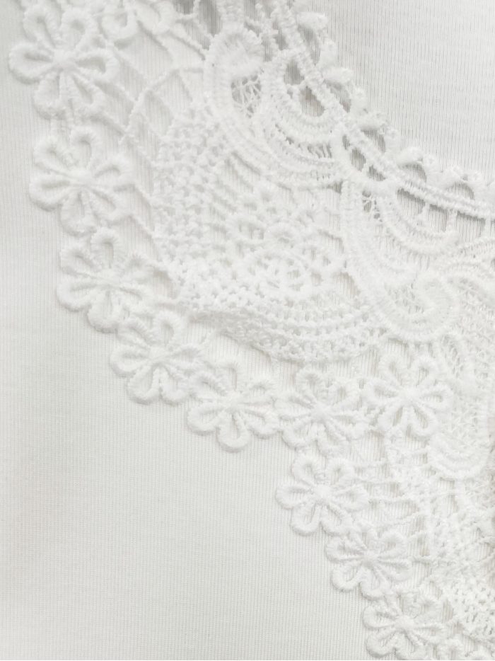 T-shirt à encolure et manches en dentelle