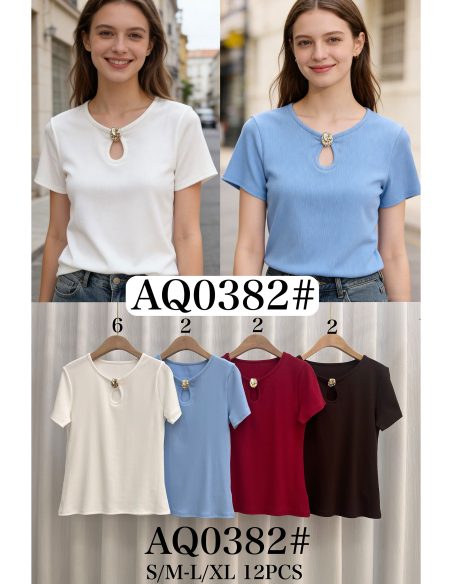 Camiseta canalé escote lágrima y aplique metálico