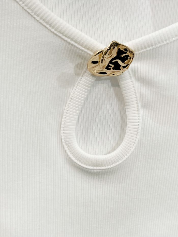 Camiseta canalé escote lágrima y aplique metálico