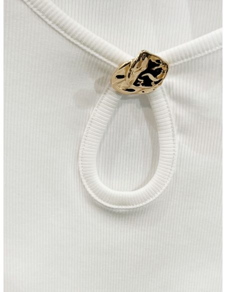 Camiseta canalé escote lágrima y aplique metálico