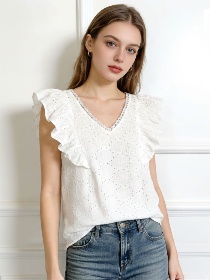 Blusa calada volante y escote pico