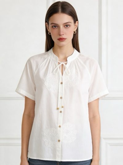 Blusa bordada y lazada