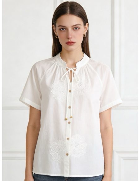 Blusa bordada y lazada