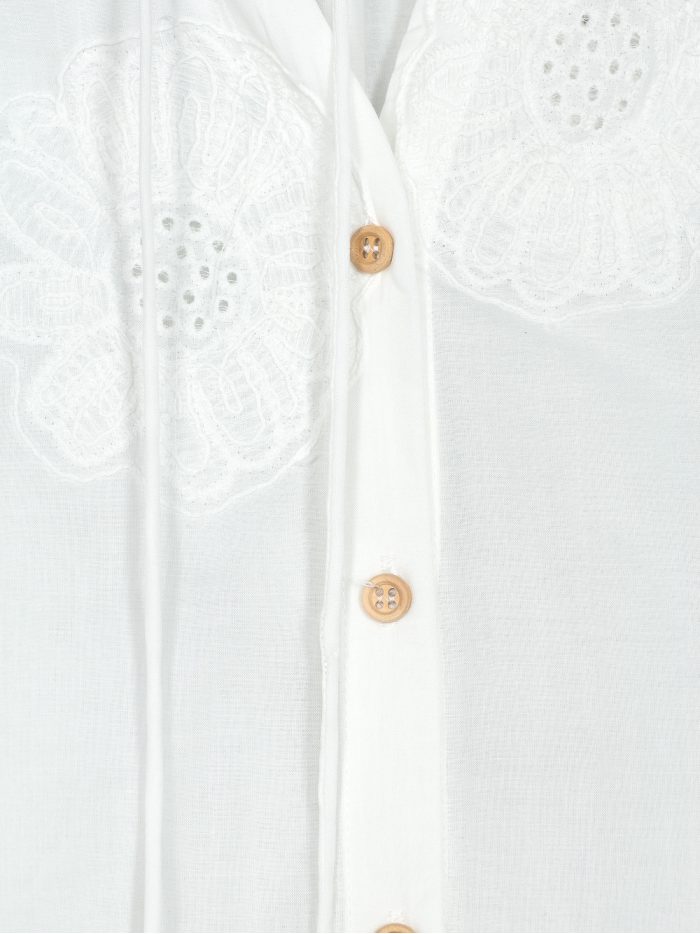 Blusa bordada y lazada