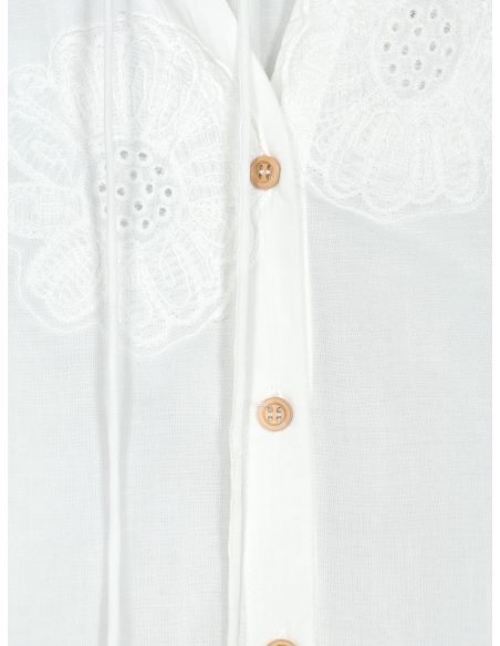 Blusa bordada y lazada