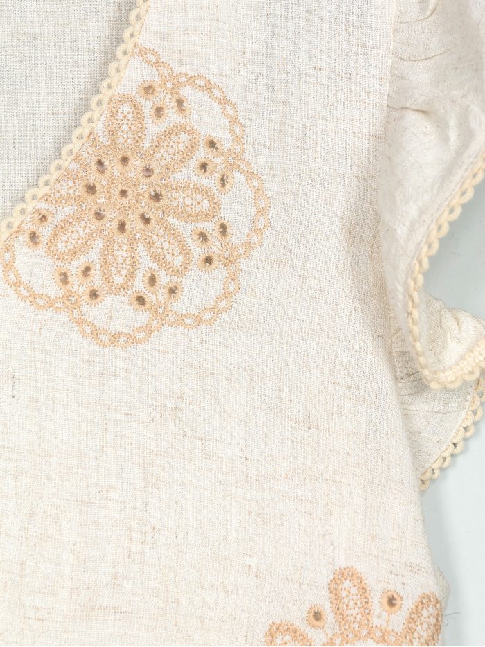 Leinenbluse mit besticktem V-Ausschnitt und Rüschen