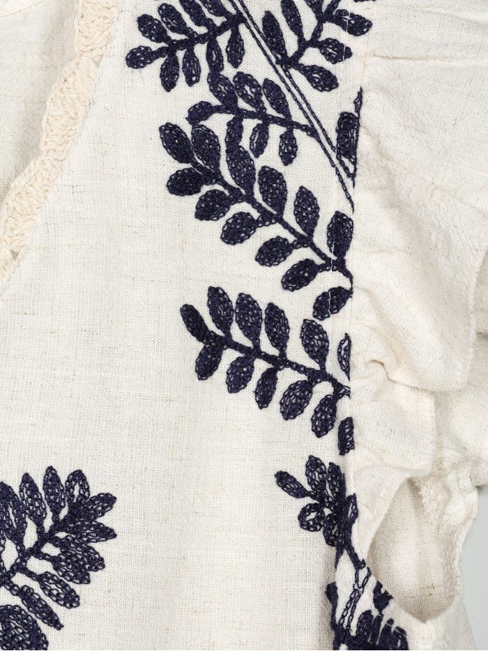 Leinentop mit gestickten Blättern und V-Ausschnitt