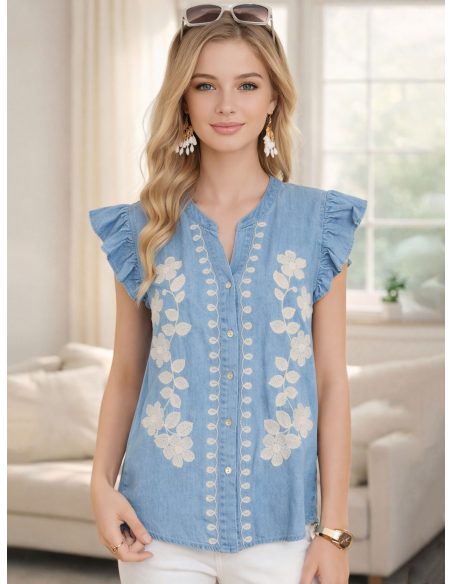 Blusa símil denim bordada flores volantes