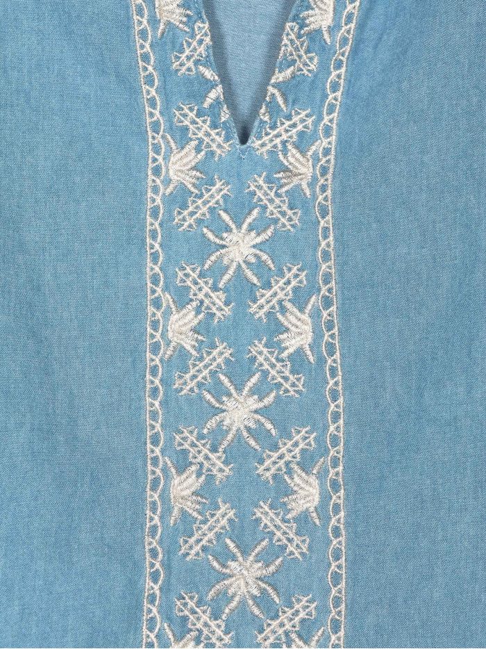 Blusa símil denim bordado y volantes