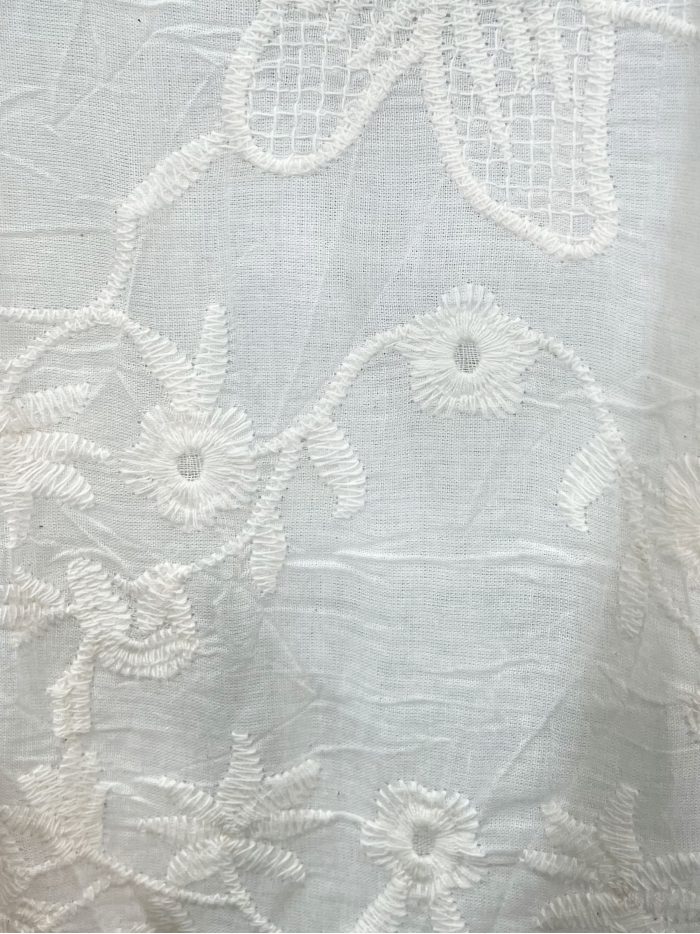 Blusa sin mangas bordada con puntilla