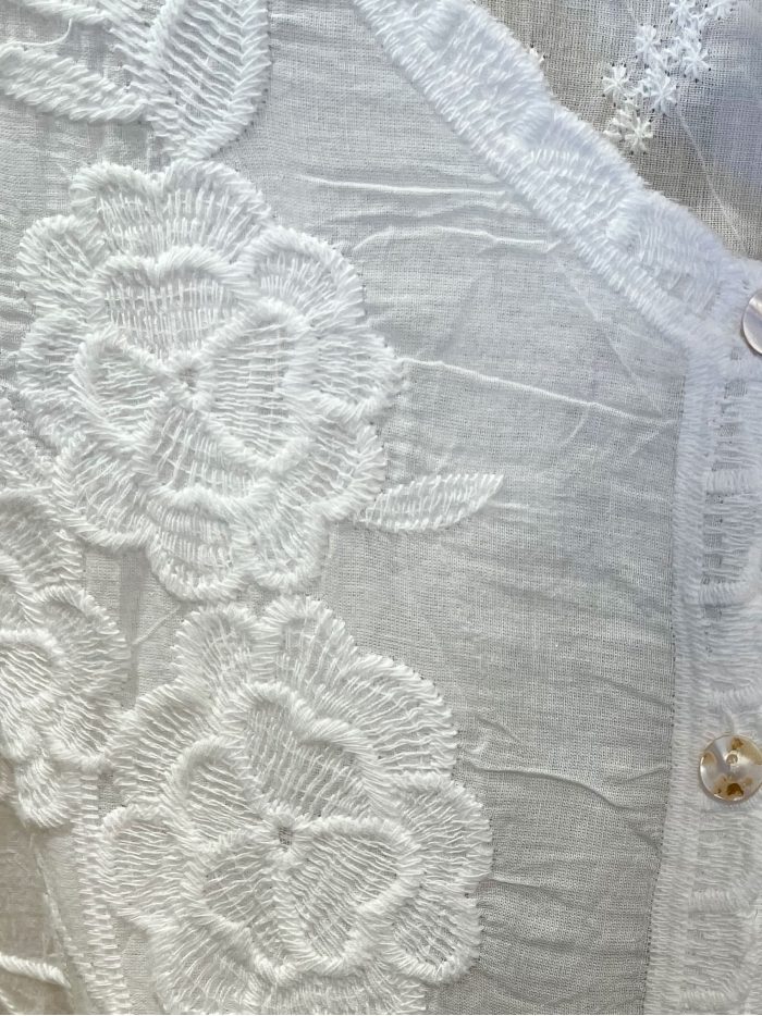 Veste en dentelle brodée à boutons