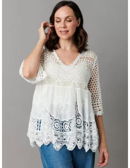 Blusa de crochet con escote pico
