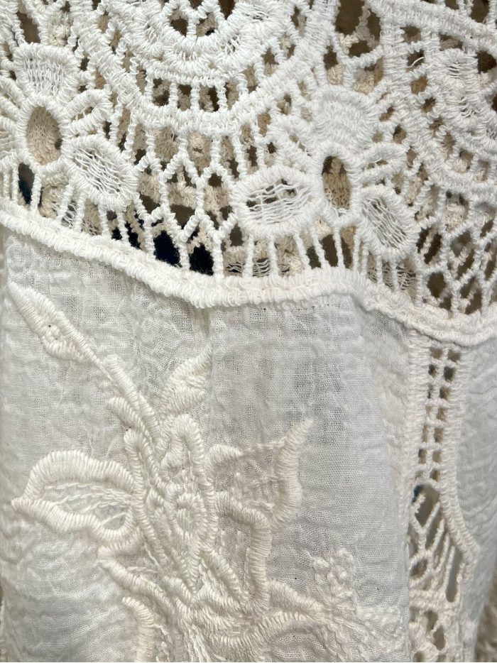 Blusa de crochet con escote pico