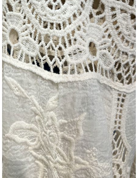 Blusa de crochet con escote pico