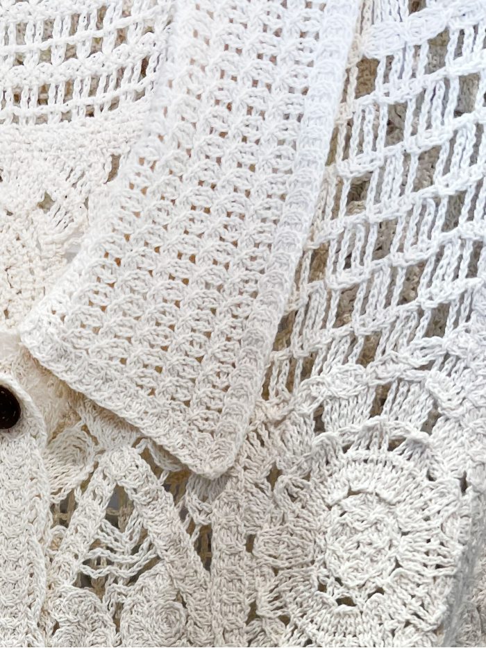 Chaleco de crochet con cuello solapa y botones