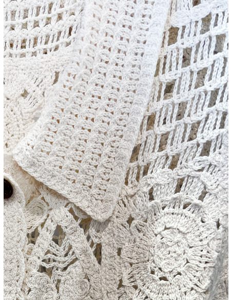Chaleco de crochet con cuello solapa y botones