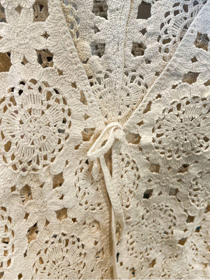 Chaleco de crochet calado con lazada