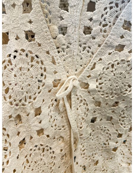 Chaleco de crochet calado con lazada