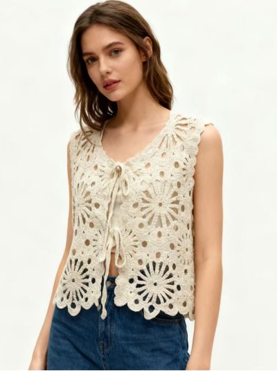 Chaleco de crochet con lazada y flores caladas