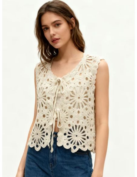 Gilet au crochet orné d'un nœud et de fleurs ajourées